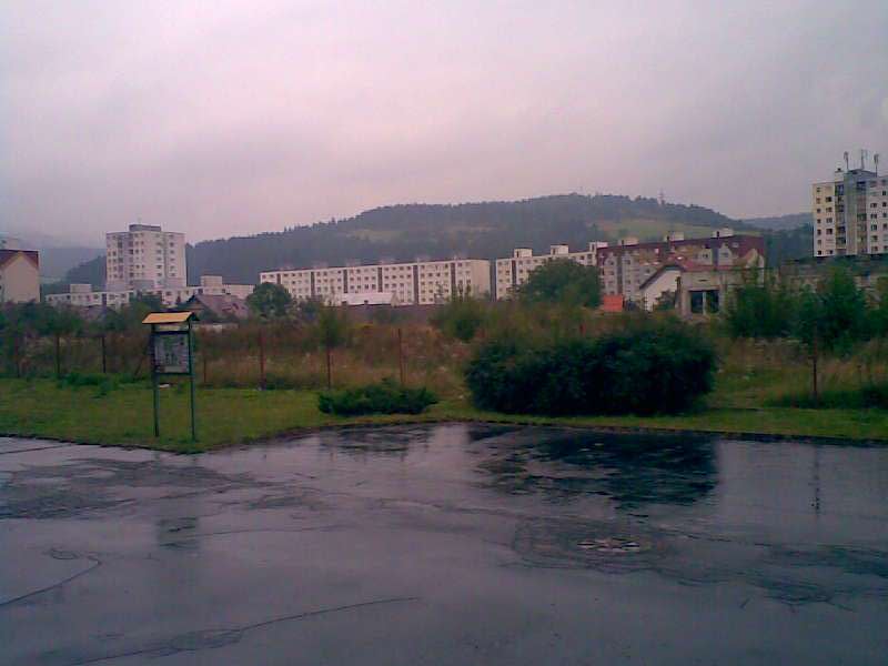 mesto medzi kopcami.jpg